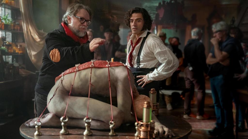 Guillermo del Toro y Oscar Isaac en el rodaje de 'Frankenstein'