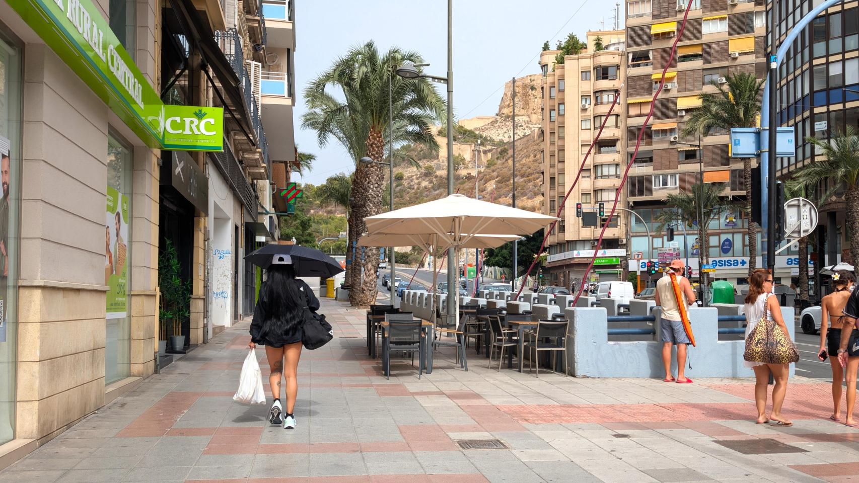 Una turista usando un paraguas para evitar el sol a primera hora de la tarde esta semana en Alicante.
