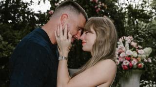 El detalle inadvertido en la foto del compromiso de Taylor Swift: un reloj de oro y diamantes de más de 30.000€