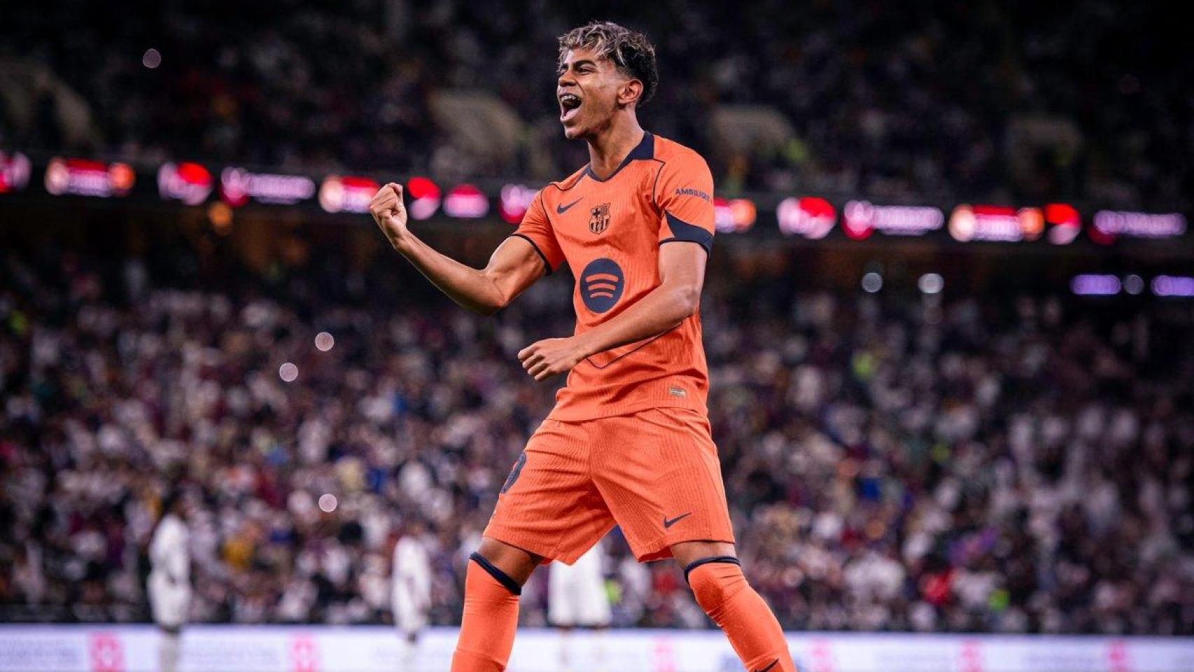 Montaje fotográfico de Lamine Yamal con la tercera equipación del FC Barcelona para la temporada 25/26.