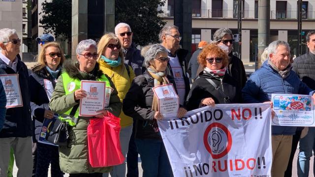 Concentración de la Asociación Stop Ruido en la plaza del Pilar