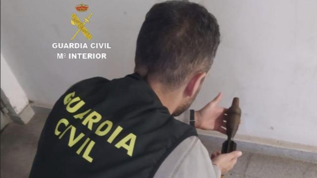 Localizada una granada de mortero de la Guerra Civil en un domicilio de A Estrada (Pontevedra) durante unas tareas de limpieza