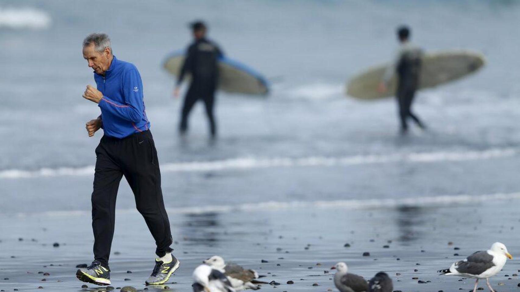 Una persona mayor haciendo ejercicio en California.