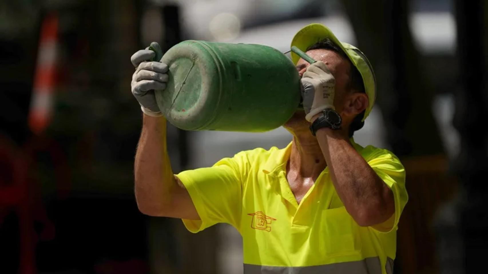 Imagen de archivo de un operario bebiendo agua durante su calurosa jornada de trabajo.