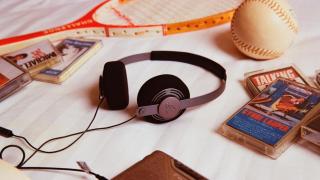 Los cascos de siempre han vuelto: estos auriculares retro funcionan con tu móvil y son absurdamente ligeros