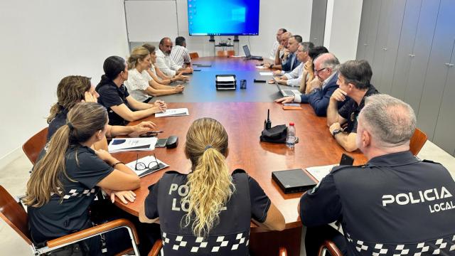 Un momento de la presentación a agentes de policía local.