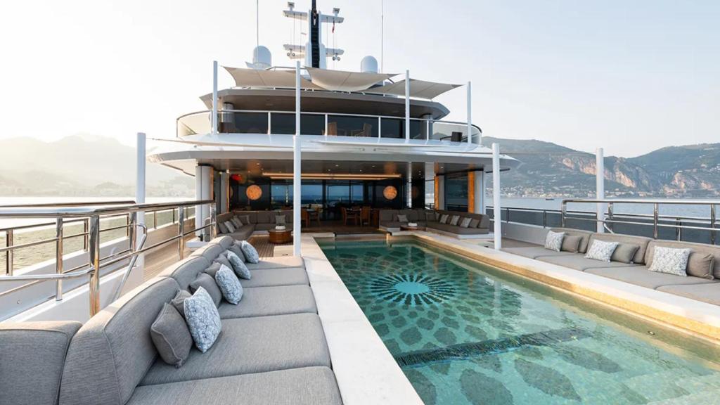 Una de las piscinas del superyate Energy.