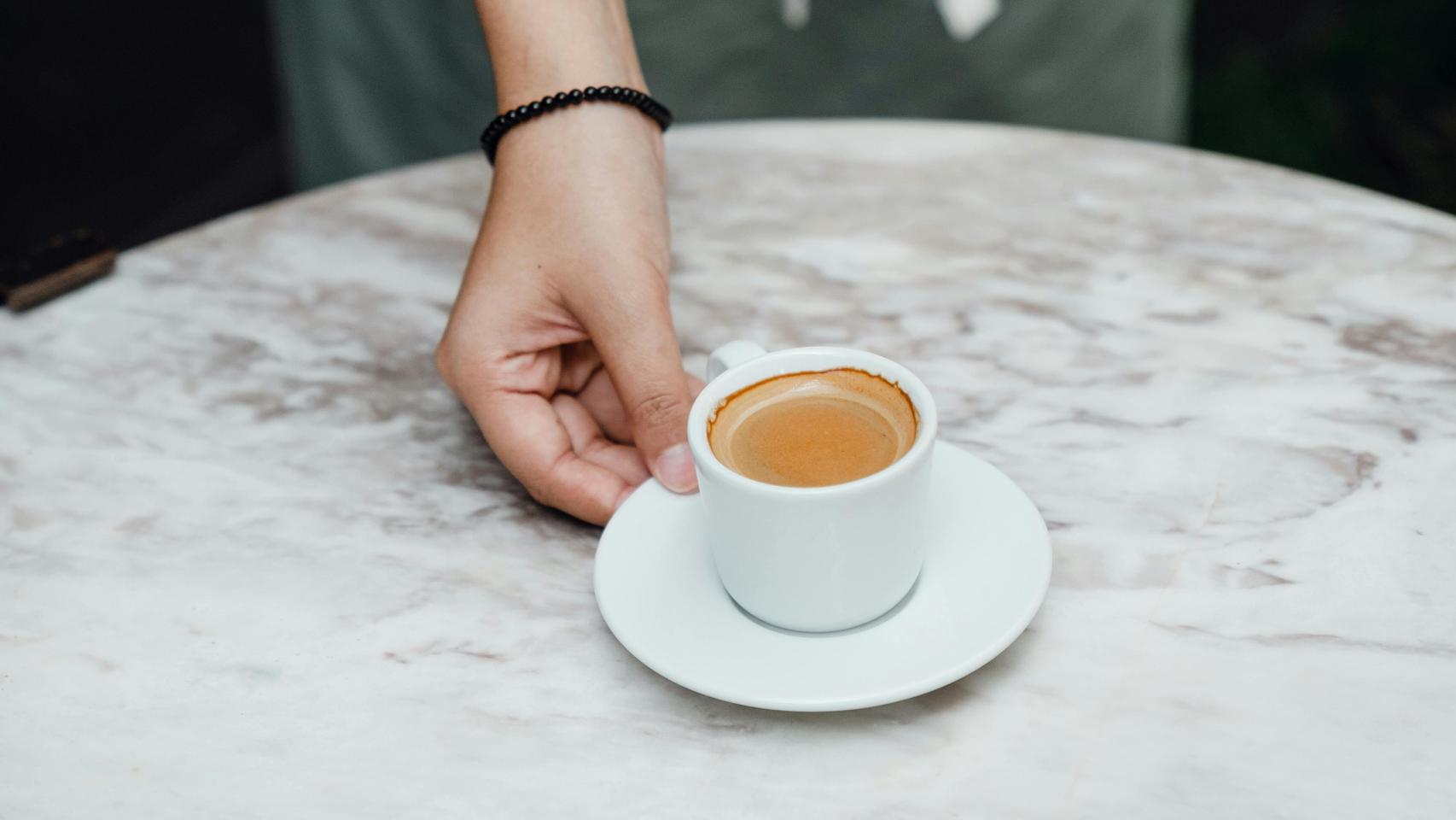 Camarera sirviendo un café.