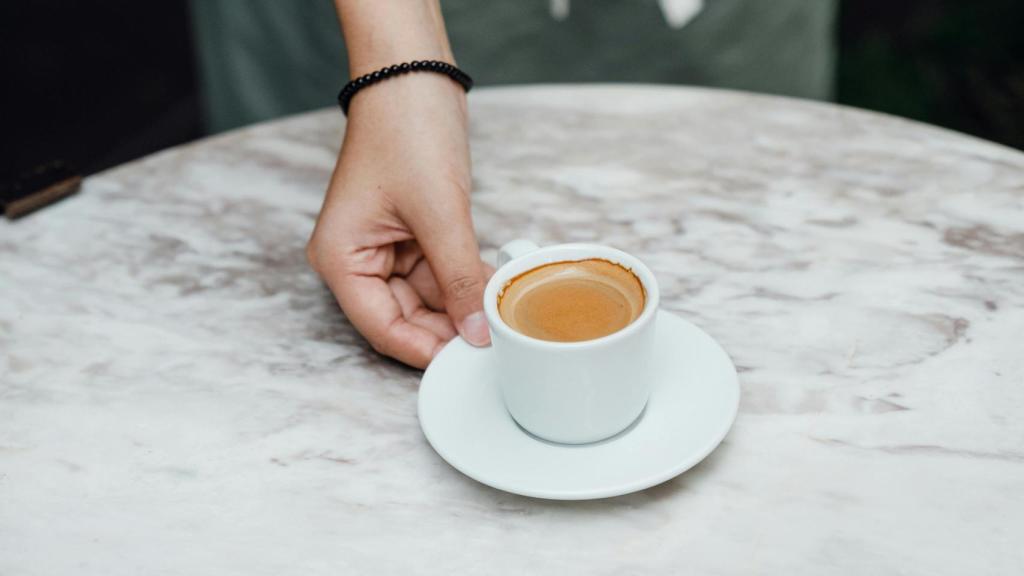 Camarera sirviendo un café.