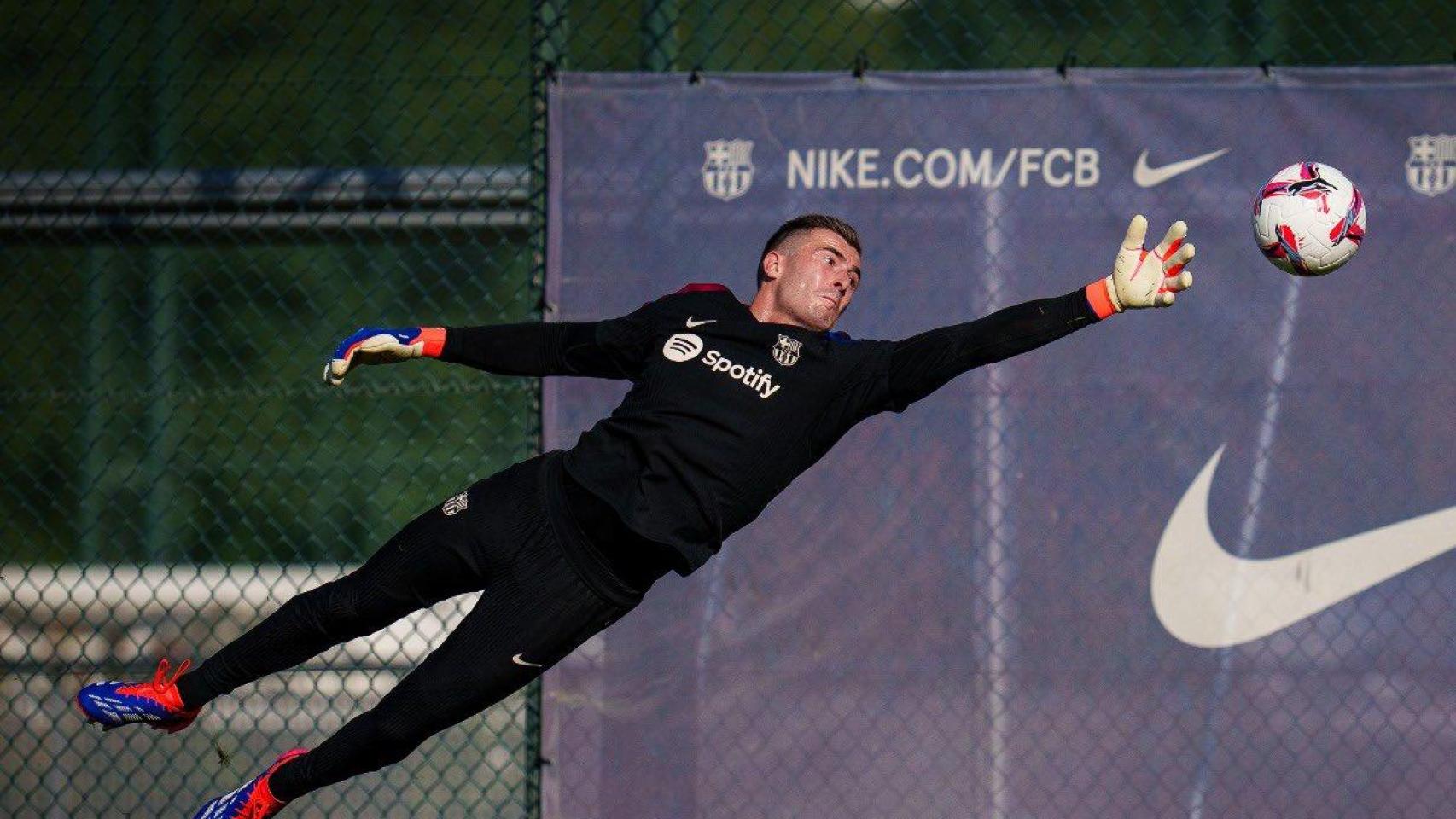 Iñaki Peña durante un entrenamiento con el Barça.