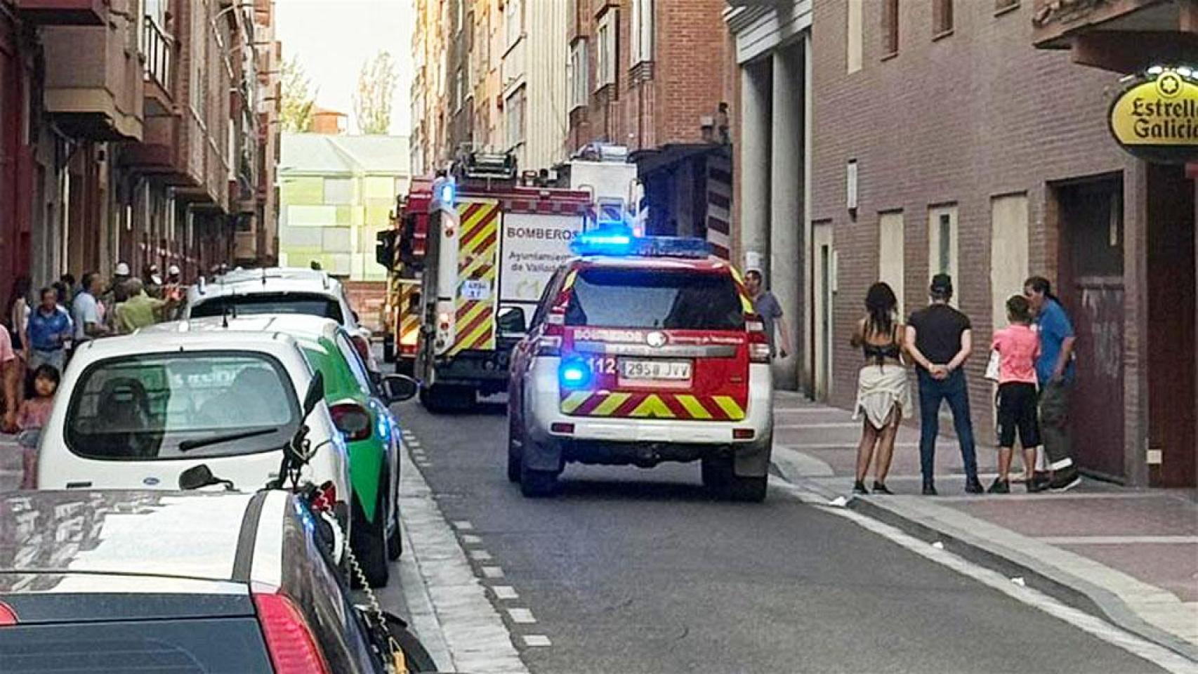 Presencia de los Bomberos de Valladolid en la calle Esquila tras la rotura de un tubo de gas