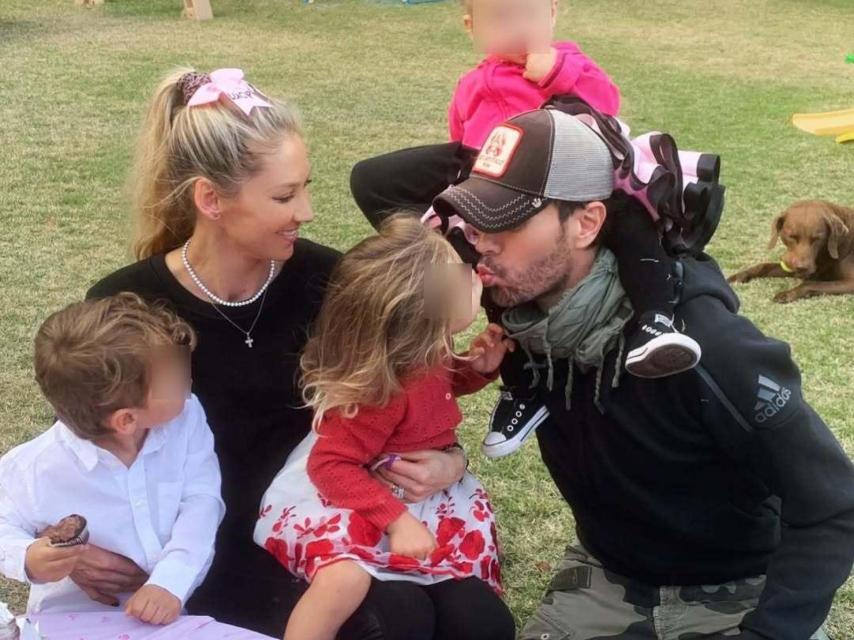 Enrique Iglesias y Anna Kournikova, con los tres niños que tienen en común, en las redes sociales.