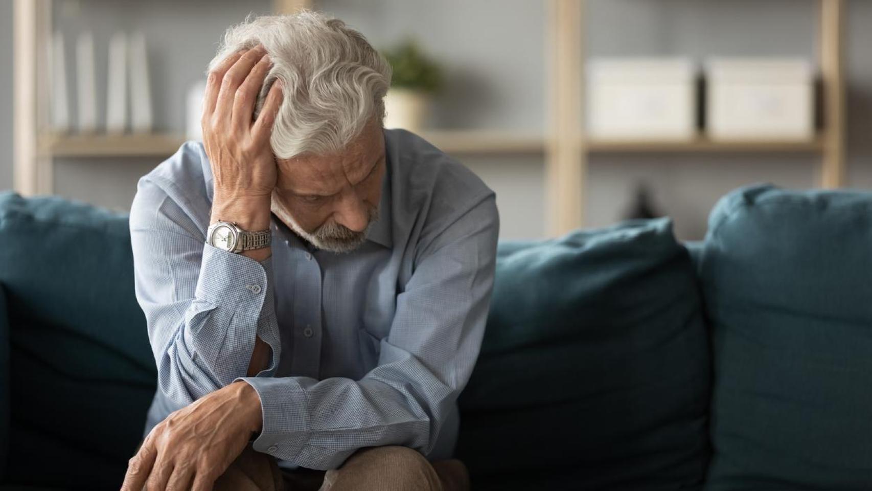 Hombre mayor disgustado.