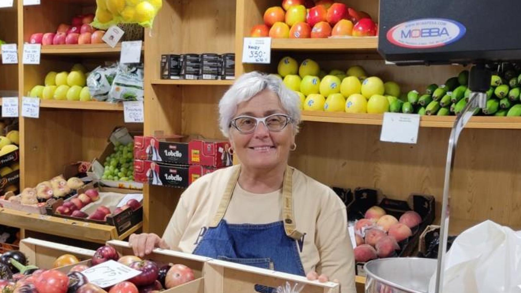 Susana Lago, entre la fruta y junto a la báscula de la frutería Iglesias, en A Coruña.