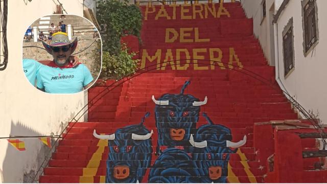 Imagen de Óscar junto a las escaleras decoradas en Paterna del Madera.