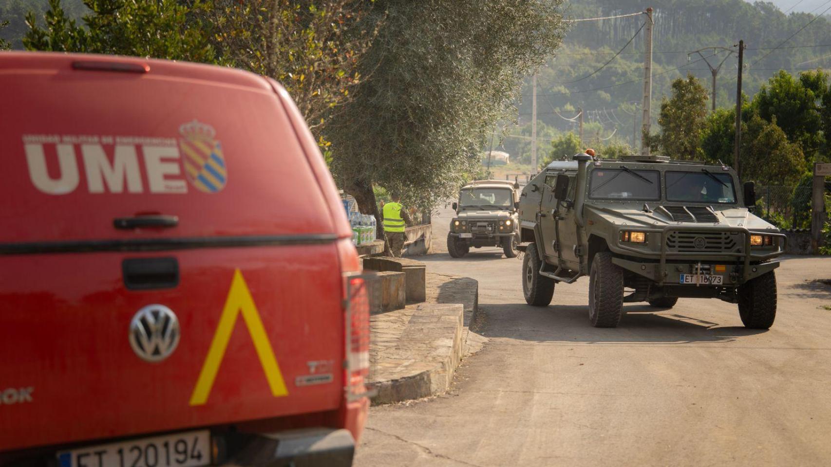Imagen de efectivos del Ejército de Tierra y de la UME en los incendios que asolan al noroeste español