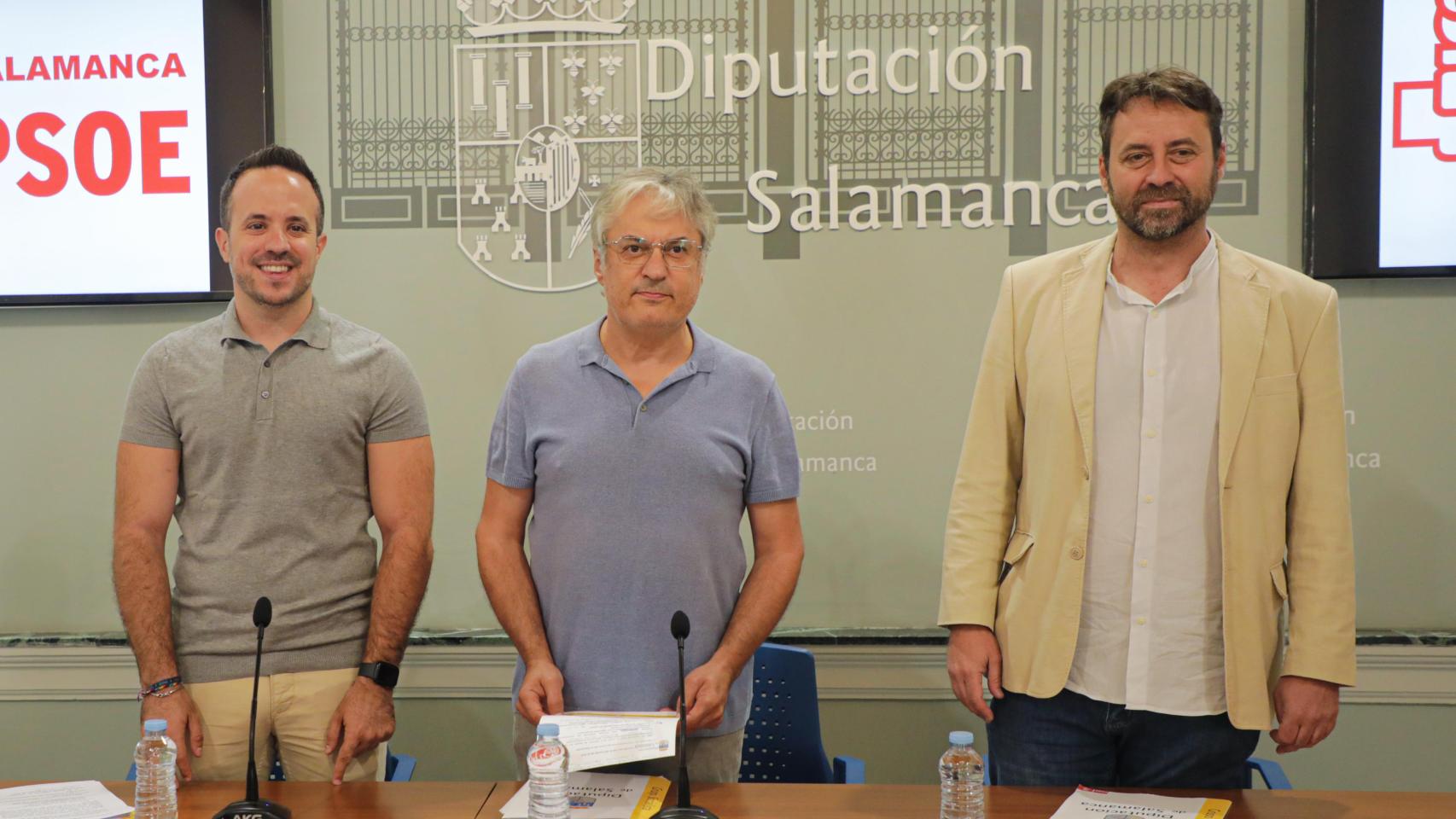 El portavoz socialista en la Diputación, Fernando Rubio, y los diputados provinciales, Antonio Cámara y Carlos Fernández Chanca