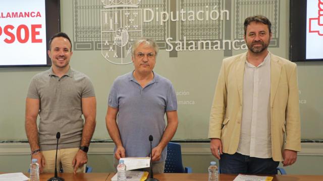 El portavoz socialista en la Diputación, Fernando Rubio, y los diputados provinciales, Antonio Cámara y Carlos Fernández Chanca