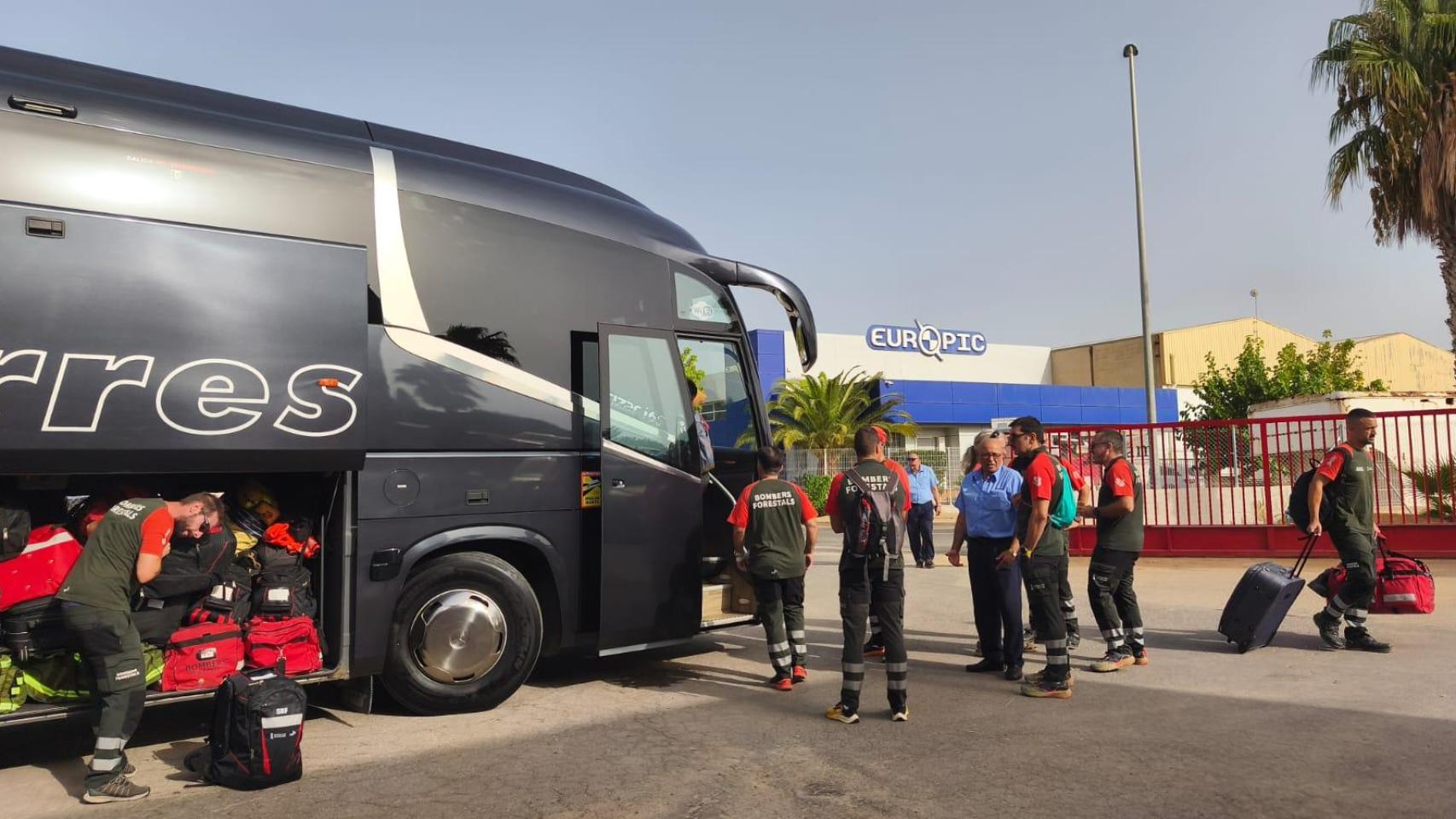 Los bomberos forestales de Chiva salen hacia León