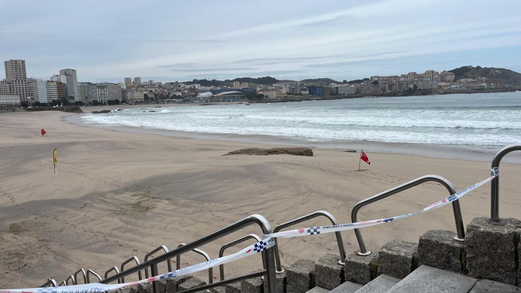 Las mareas vivas en A Coruña obligan al cierre de la playa del Orzán