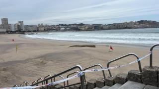 Abiertas las playas de A Coruña después de que las precintaran por el temporal costero