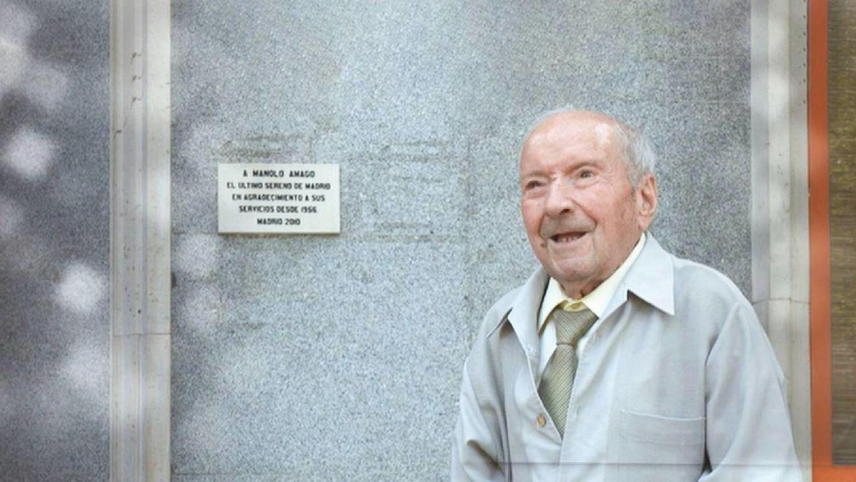 Manuel Amago, el último sereno de Madrid, con su placa homenaje detrás.
