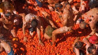 El pueblo cerca de Alicante con la batalla de tomates más famosa del mundo: "Una experiencia inolvidable"