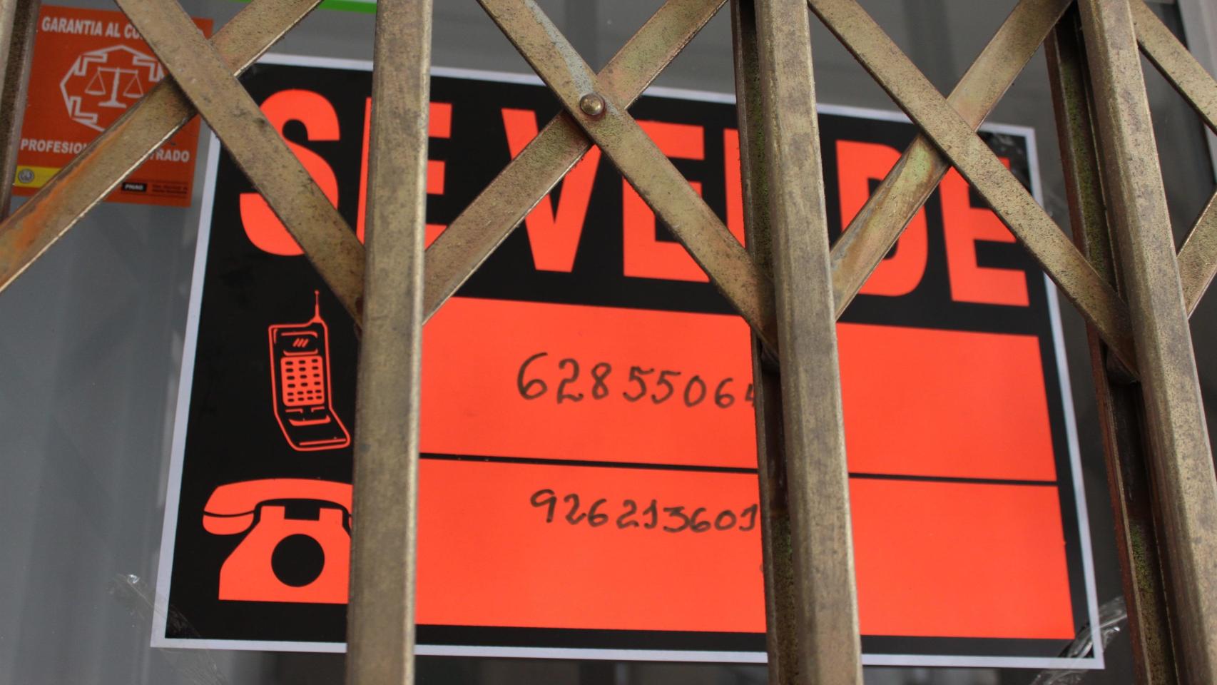 Cartel de 'se vende' de una vivienda.