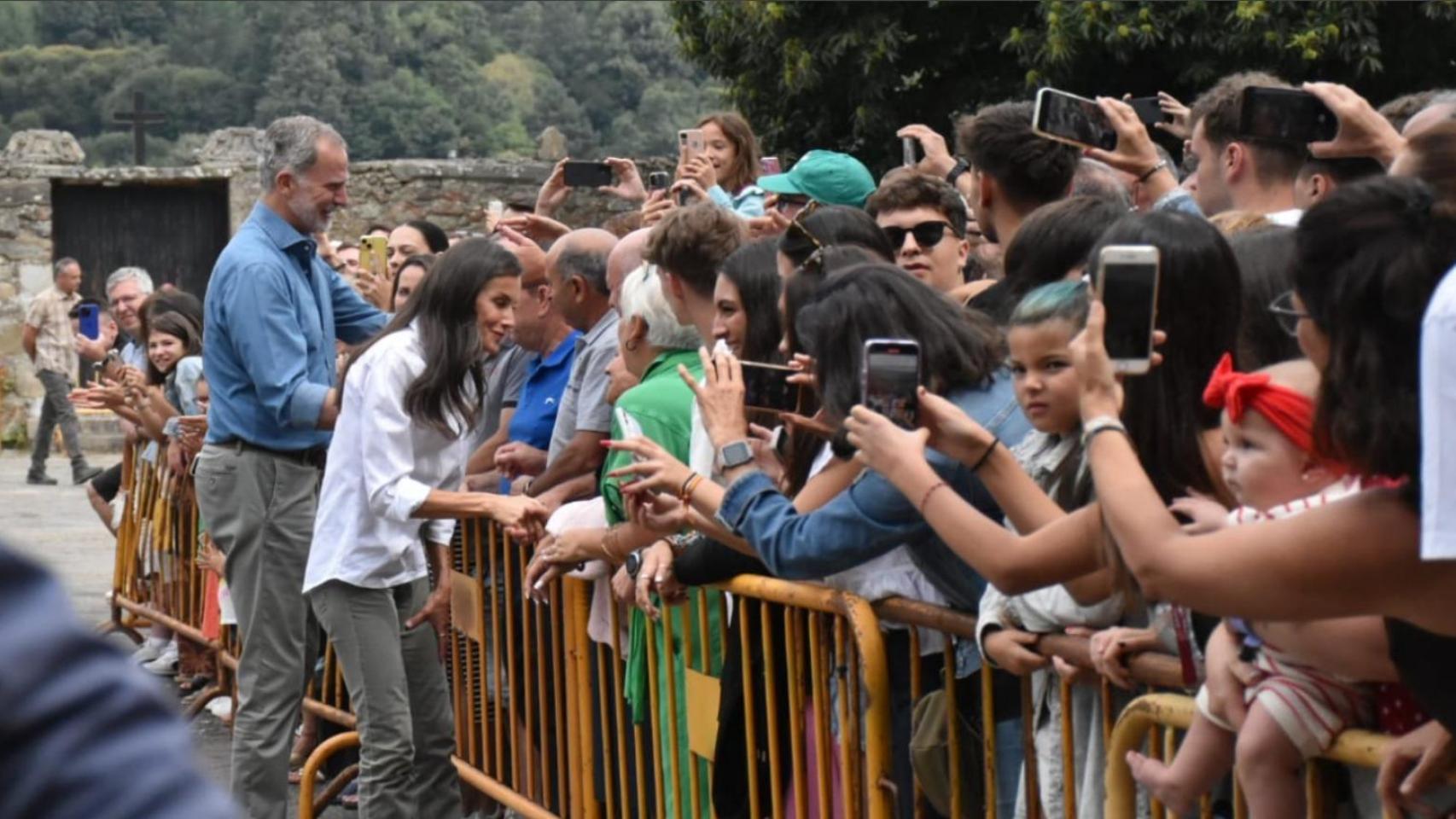Vivan los Reyes!": aplausos a Felipe y Letizia en Sanabria, que han  cambiado su itinerario por la reavivación del fuego