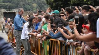 "¡Vivan los Reyes!": aplausos a Felipe y Letizia en Sanabria, que han cambiado su itinerario por la reavivación del fuego