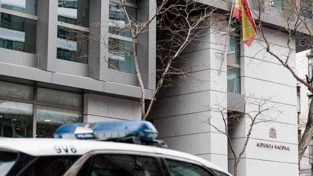 Un coche de la Policía, frente a la entrada de la Audiencia Nacional.
