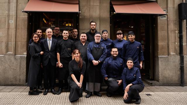 Una imagen del equipo de cocina de Bilbao Berria Ledesma junto a Iñaki Lasa, fundador del grupo hostelero.