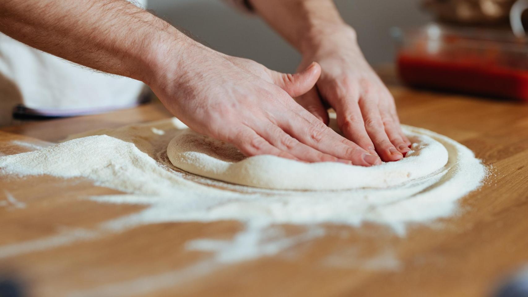 Haciendo masa de pizza.