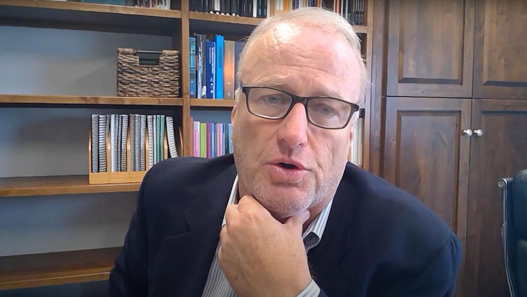 El economista Randall Bell durante una entrevista.