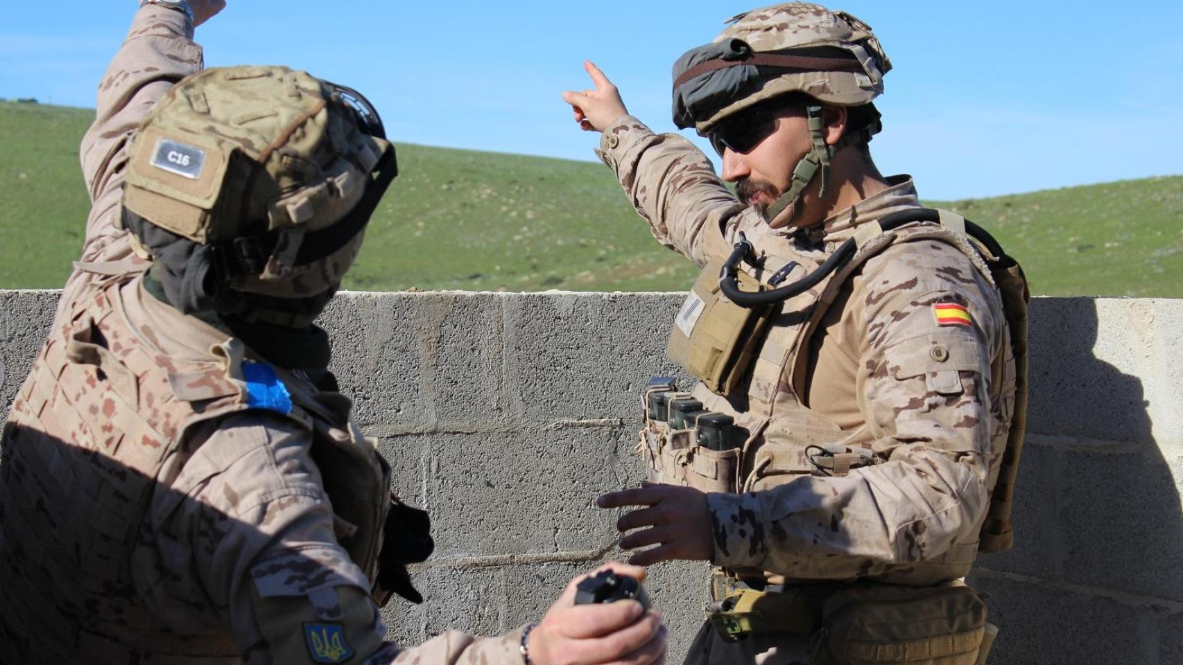 Instructor español adiestra a un soldado ucraniano