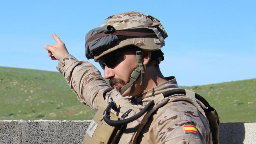 Instructor español adiestra a un soldado ucraniano