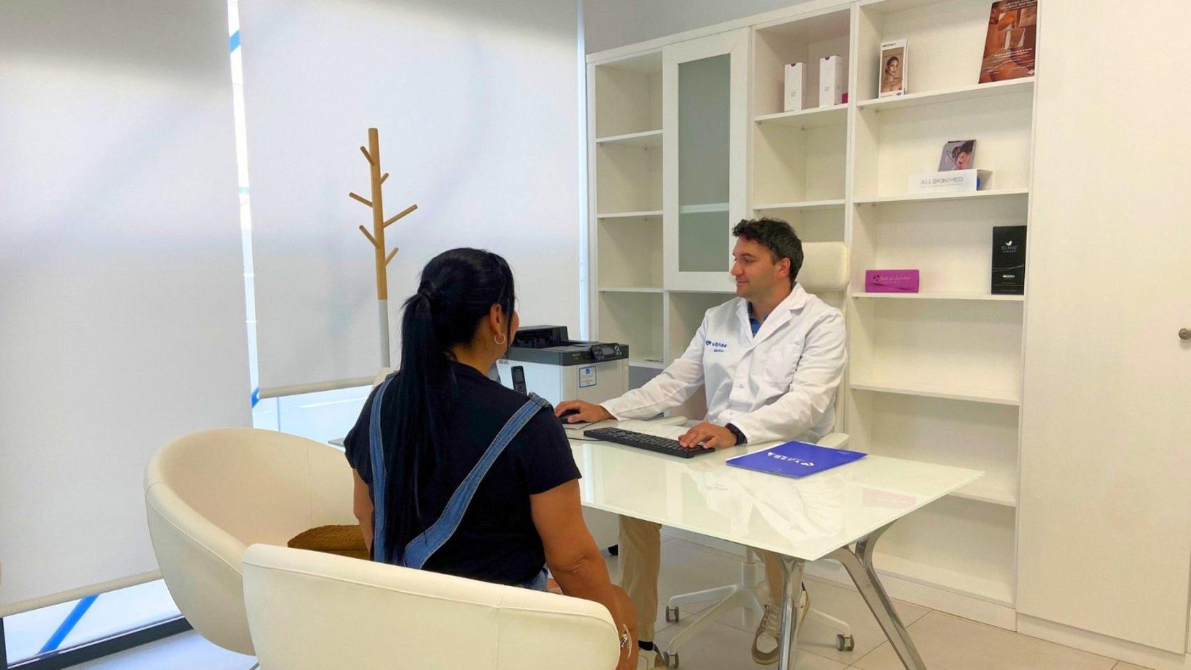 El doctor Felipe Brambilla en consulta.