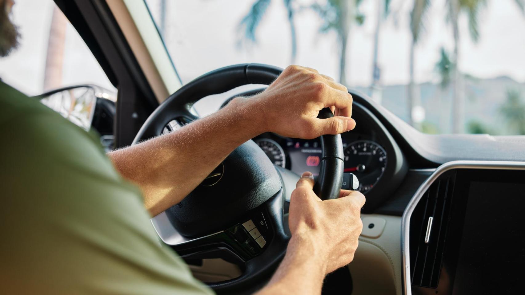 Un hombre al volante