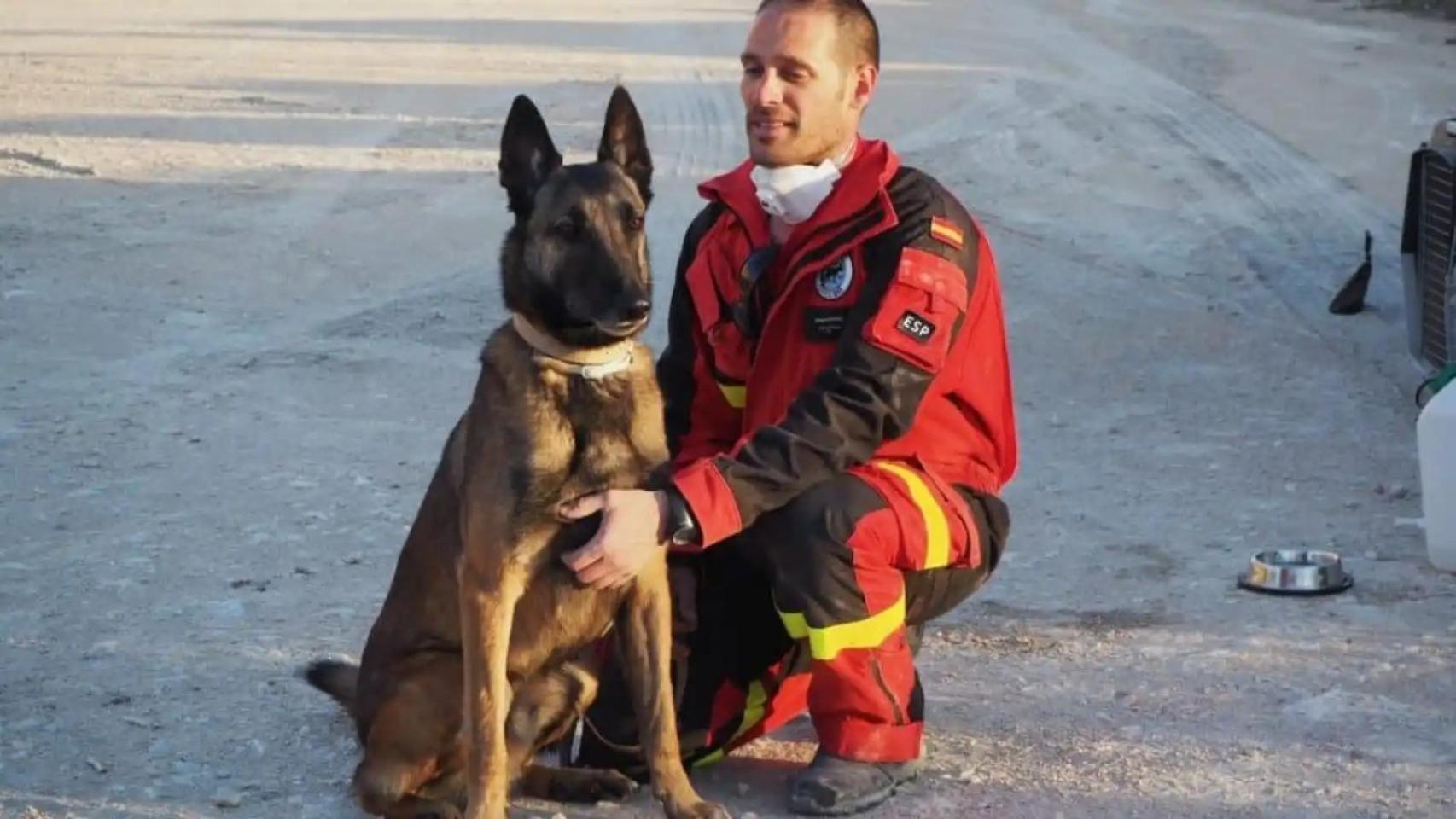 Sergio Pérez Sánchez y su perro, Titán, trabajando como cuerpo de rescate de personas.