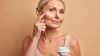 La crema de lujo para pieles maduras con retinol y vitamina C que se vende en Walmart en Estados Unidos a 115 dólares