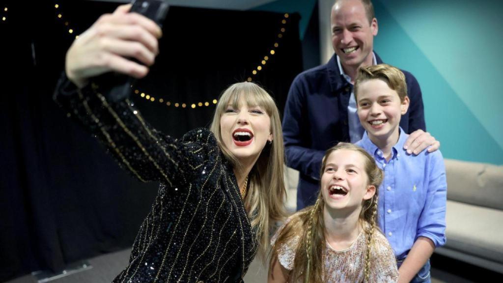 Taylor Swift haciendo una 'selfie' con Guillermo y sus tres hijos, el viernes pasado, en Londres.