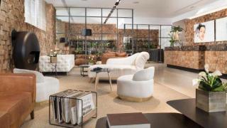 El 'mercadillo' en un hotel de lujo del centro de Madrid para comprar muebles a precio de saldo: sillones por 60 euros