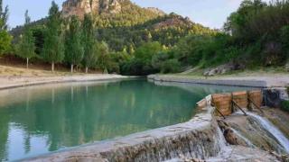 La enorme piscina natural de Teruel que cuenta con bar y zona de salto: “Eso sí, el agua congelada”
