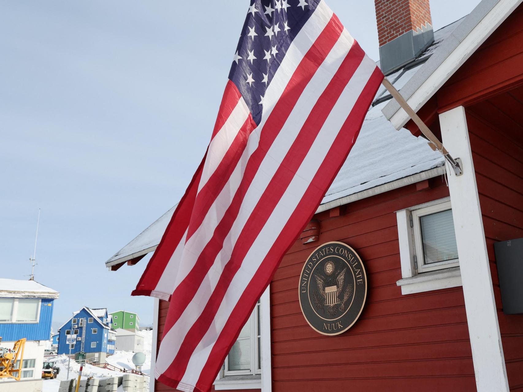 La bandera estadounidense ondea frente a su consulado en Nuuk.