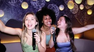 Los mejores planes este fin de semana en Madrid: fiesta de karaoke, concierto gratis de Pignoise y Bingo Drag