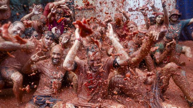 Buñol se sumerge un año más en su Tomatina, una de las fiestas españolas más internacionales. Efe / Miguel Ángel Polo
