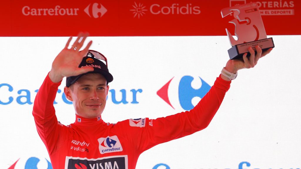 Jonas Vingegaard posa con el maillot rojo de La Vuelta, este miércoles.