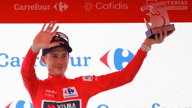 Jonas Vingegaard posa con el maillot rojo de La Vuelta, este miércoles.