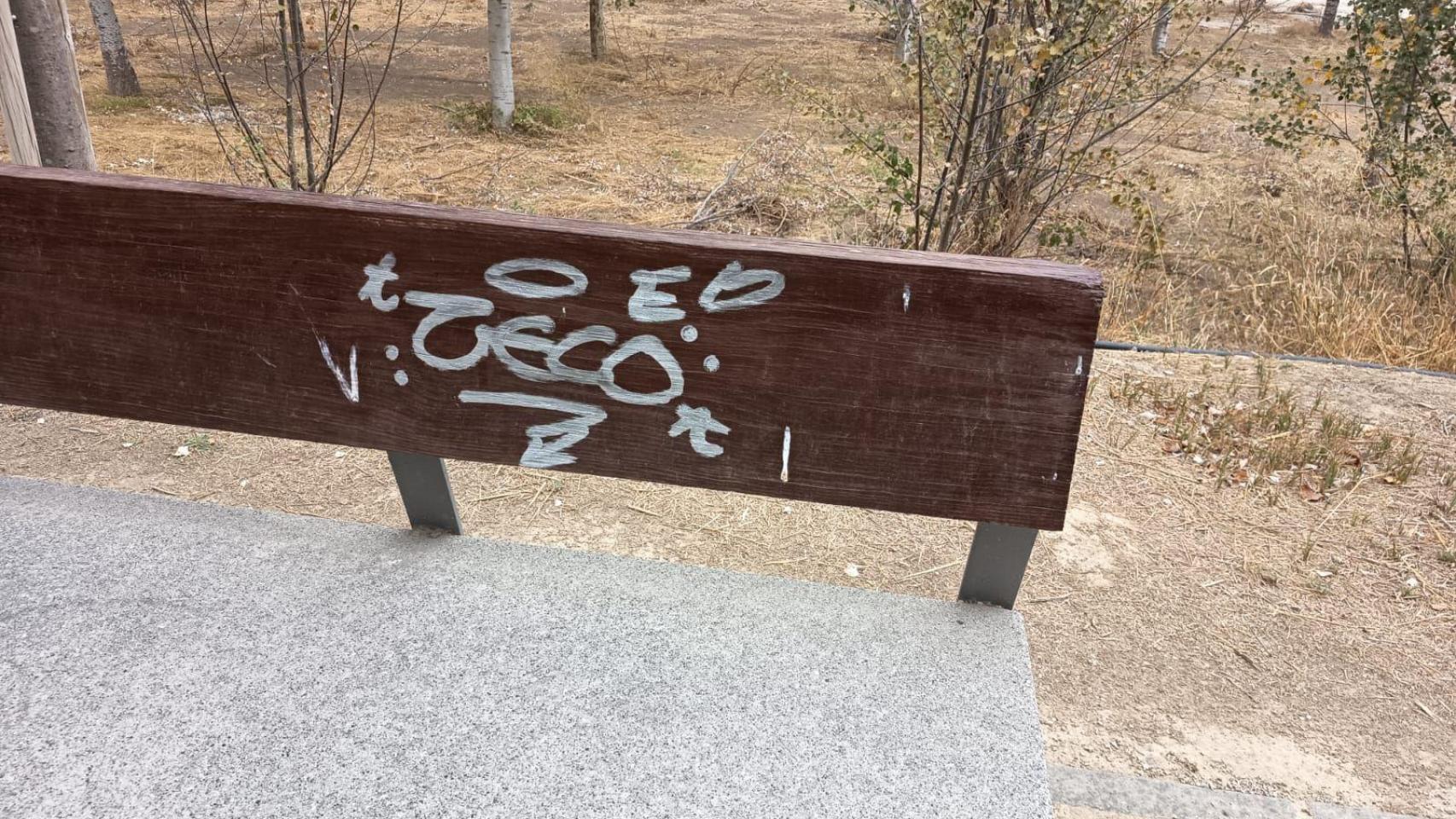 Pinta en un banco del Parque del Agua.