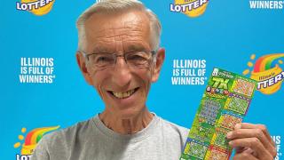Un abuelo de Illinois quiere comprar su raspadita usual, pero los tickets están agotados: su segunda opción gana el premio mayor
